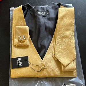 NWT Men’s vest set with tie, cuff links & handkerchief.